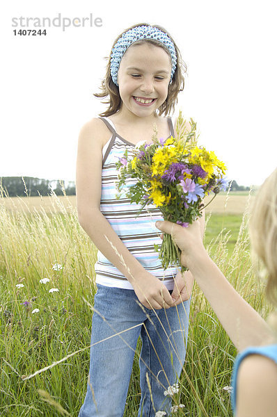 Junge Mädchen im Feld Blumenstrau?? einzuräumen