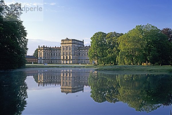 Reflexion der Palast in Wasser  Ludwigslust Park  Ludwigslust  Mecklenburg-Vorpommern Deutschland