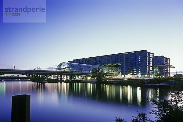 Bahnhof beleuchtet in der Dämmerung  neuen Hauptbahnhof Berlin Hauptbahnhof  Berlin  Deutschland