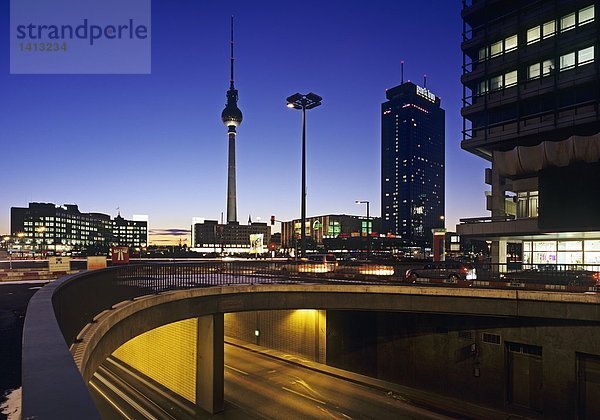 Gebäude beleuchtet nachts  Hotel Park Inn  Alexanderplatz  Berlin  Deutschland