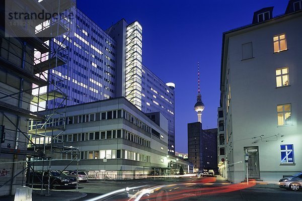 Gebäude beleuchtet nachts  Berlin Mitte  Alexanderplatz  Berlin  Deutschland
