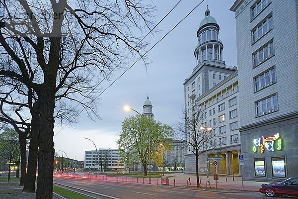 Bäume vor Gebäude in Stadt  Frankfurter Tor  Friedrichshain  Karl-Marx-Allee  Berlin  Deutschland
