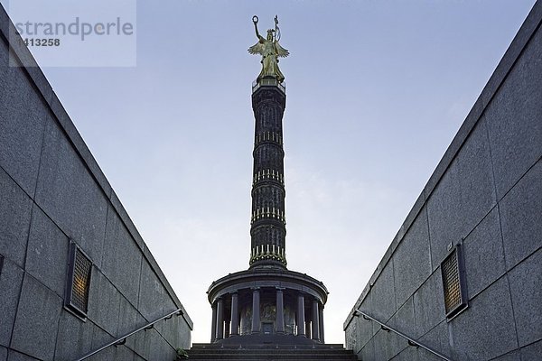Untersicht Statue auf Säule  Siegessäule  Berlin  Deutschland