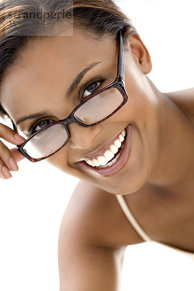 Porträt einer jungen lächelnden Frau mit Brille
