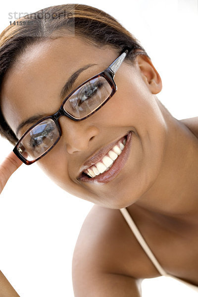 Porträt einer jungen lächelnden Frau mit Brille