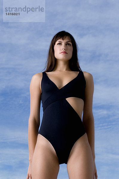 Junge Frau in schwarzem sexy Badeanzug