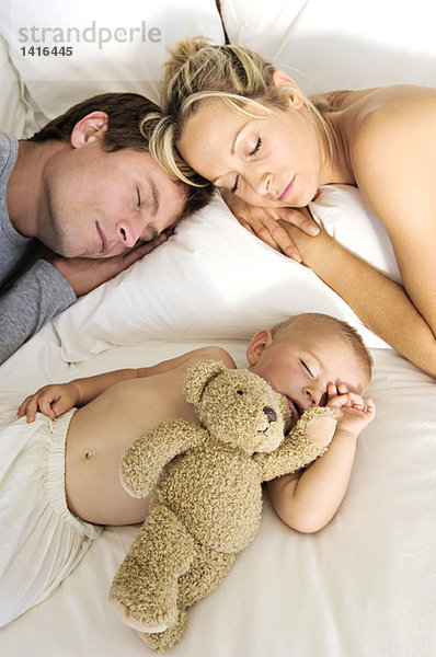 Junges Paar und Baby schlafen  drinnen
