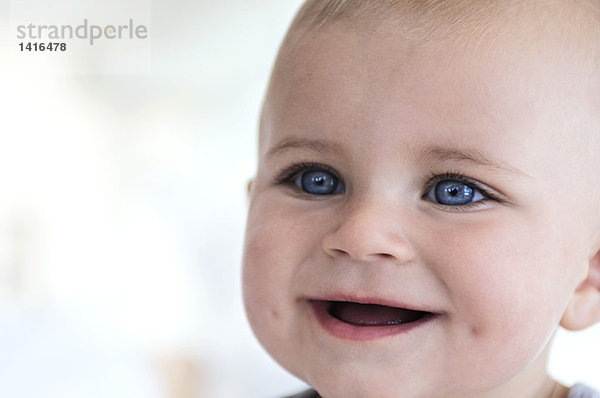 Porträt eines lächelnden Babys  drinnen