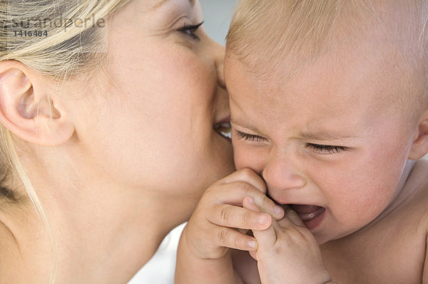 Porträt einer Mutter  die zu ihrem Baby spricht  weinend  drinnen