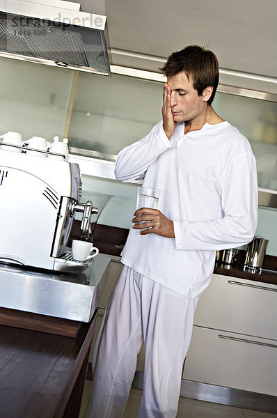 Mann in der Küche  der Kaffee zubereitet  drinnen