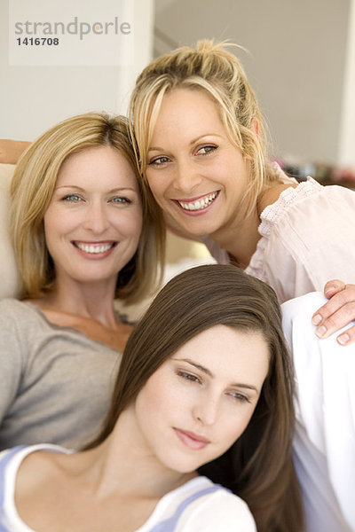 Drei lächelnde Frauen  drinnen