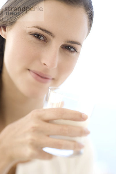 Porträt einer jungen Frau mit einem Wasserglas  drinnen
