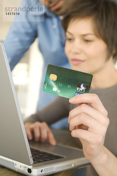 Junges Paar mit Kreditkarte im Internet