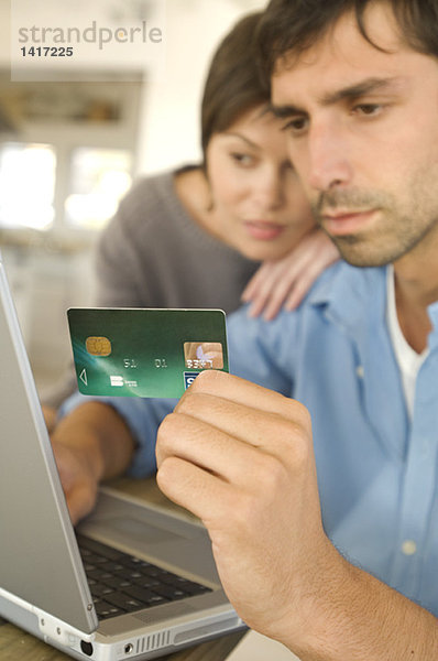 Junges Paar mit Kreditkarte im Internet