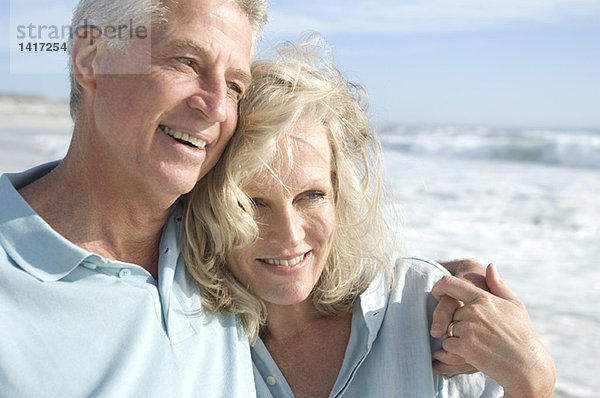 Porträt eines lächelnden Paares am Strand