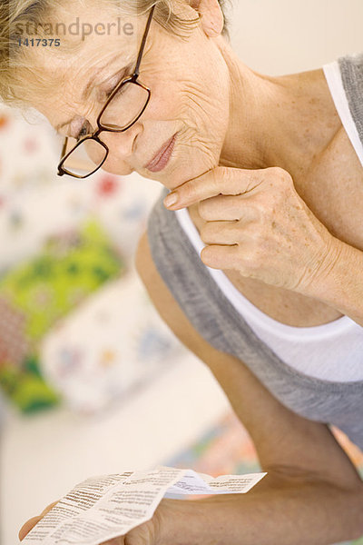 Seniorin beim Lesen