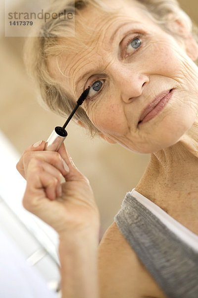 Seniorin mit Wimperntusche