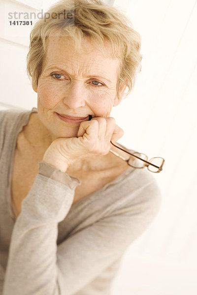 Porträt einer denkenden Seniorin