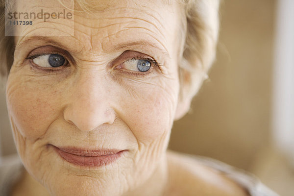 Porträt einer denkenden Seniorin