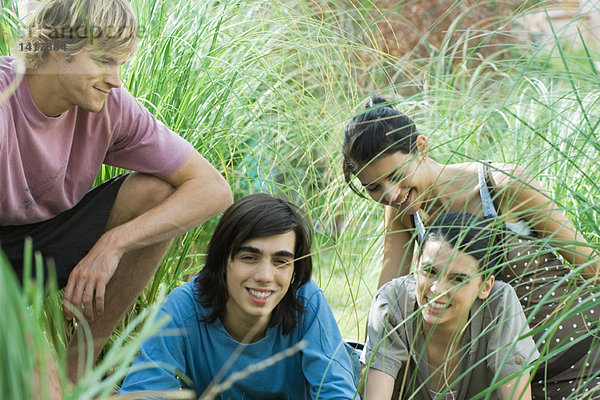 Gruppe junger Freunde im hohen Gras