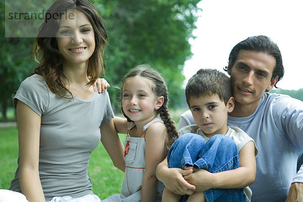 Familie im Freien  Kamera lächelnd  Portrait