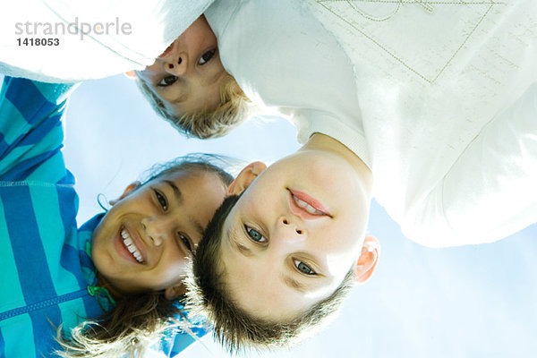 Kinder lächeln in die Kamera  Blick von unten