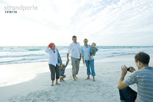 Drei Generationen Familie am Strand  mittlerer erwachsener Mann beim Gruppenfoto