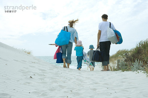 Familienwanderung durch Dünen zum Strand