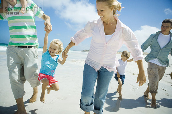 Drei Generationen Familienspaziergang am Strand