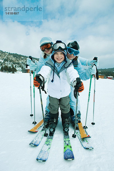 Junge Skifahrer  Portrait in voller Länge