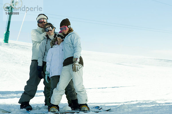 Junge Snowboarder stehen zusammen  Ganzkörperporträt