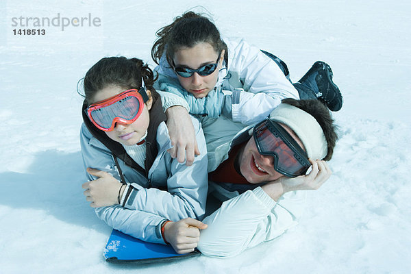 Junge Skifahrer im Schnee liegend  Portrait