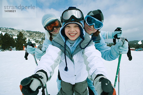 Junge Skifahrer auf der Piste  Portrait