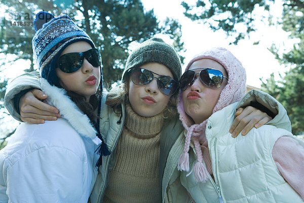 Junge Freunde in Winterkleidung  kräuseln vor der Kamera  Porträt