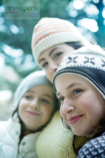 Junge Freunde in Winterkleidung