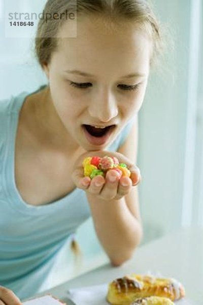 Mädchen essen Süßigkeiten