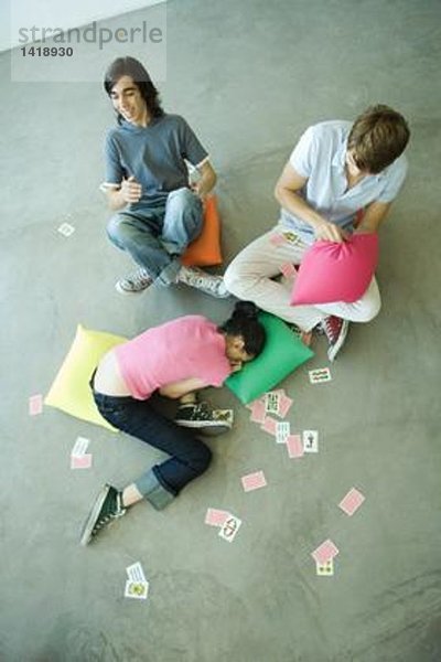 Teenager-Freunde mit verstreuten Spielkarten  Hochwinkelansicht