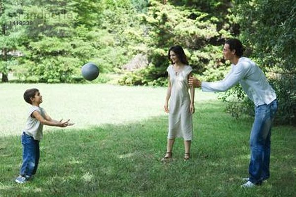 Familie beim Ballspielen