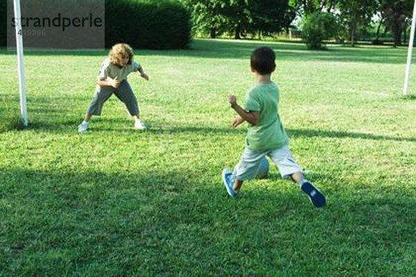 Jungs spielen Fußball