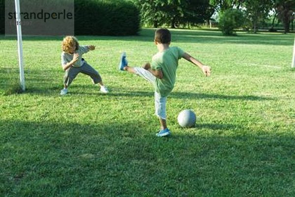 Jungs spielen Fußball