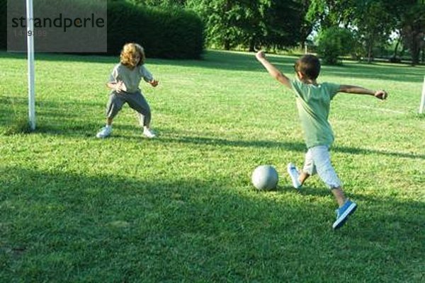 Jungs spielen Fußball