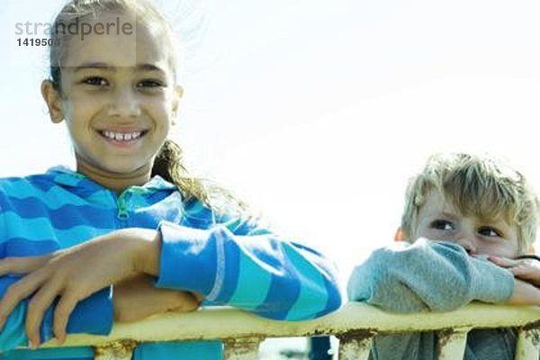 Kinder auf Spielgeräten