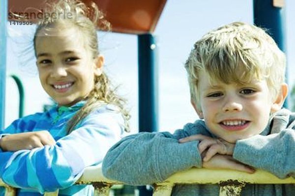 Kinder auf Spielgeräten