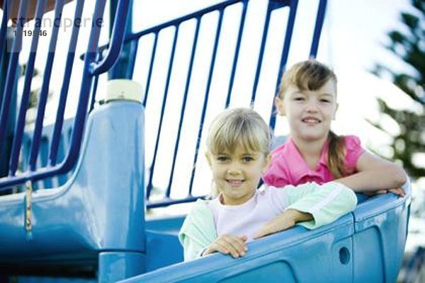 Kinder auf Spielgeräten