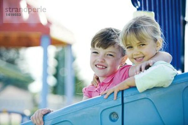 Kinder auf Spielgeräten