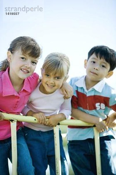 Kinder auf Spielgeräten