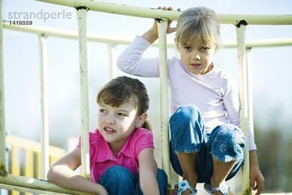 Kinder auf Spielgeräten