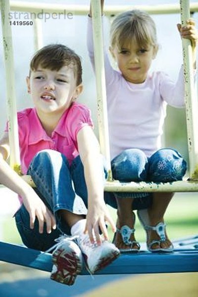 Kinder auf Spielgeräten