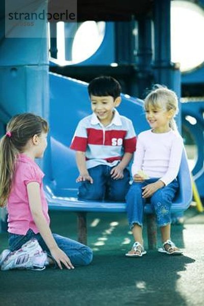 Kinder auf Spielgeräten