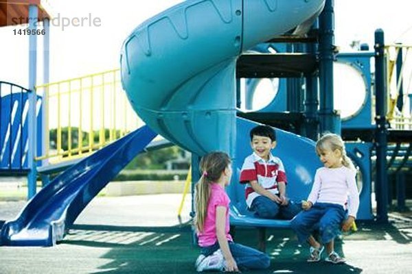 Kinder auf Spielgeräten